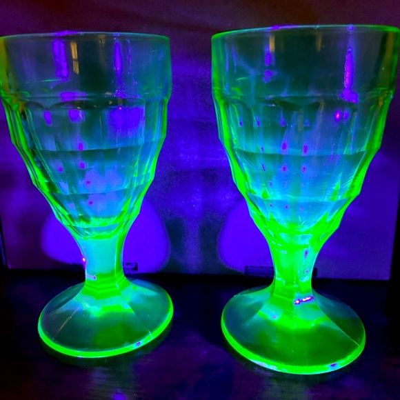 Pair of 1930s uranium Colonial Block Footed Tumblers - Picture 1 of 9